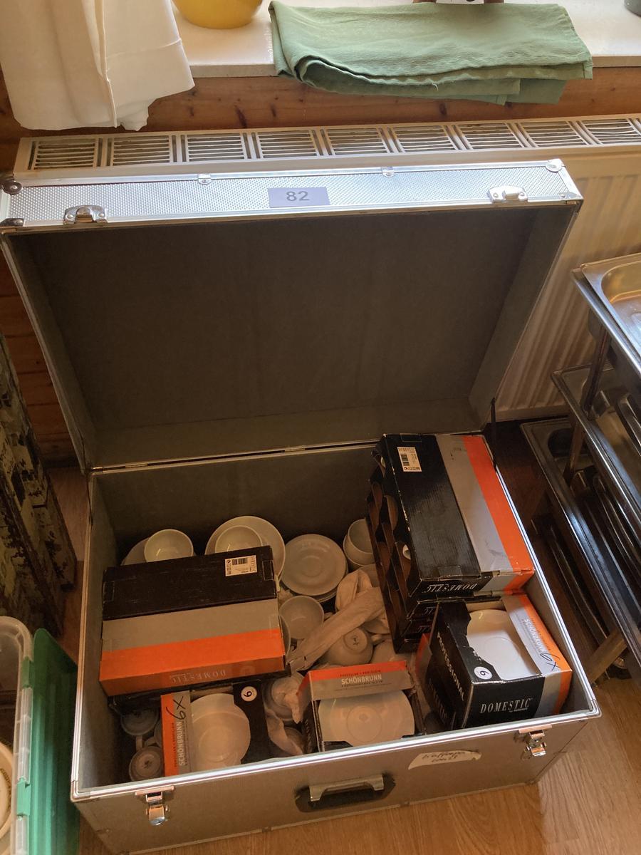 Großposten Kaffee-Geschirr ca. 60 Tassen inkl. Untertassen und Transportbox 70 x 50 cm
